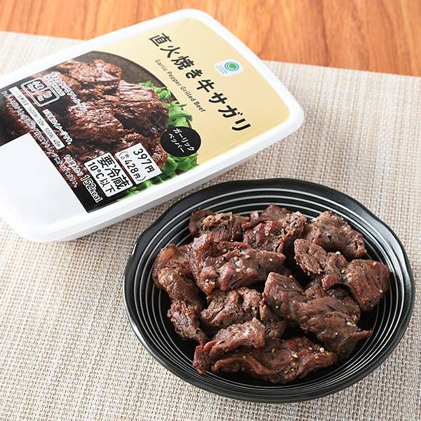 お皿にのせたファミリーマートのおつまみ「直火焼き牛サガリ ガーリックペッパー」とパッケージ