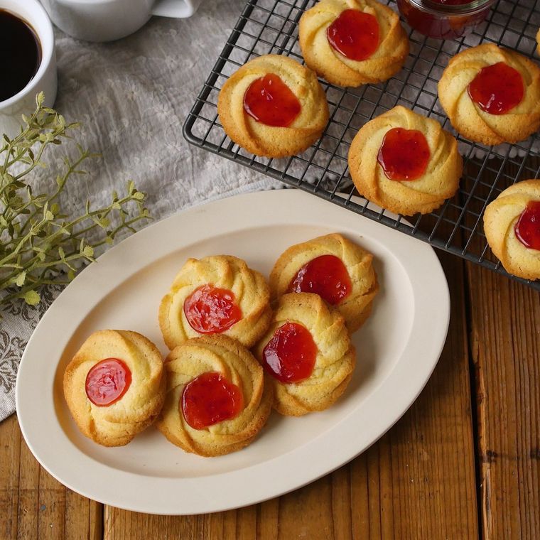 テーブルにクッキーが並んでいる