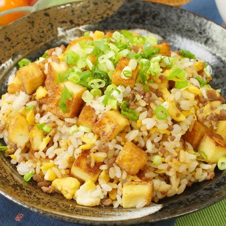 茶色い和食器に盛り付けられている厚揚げとそぼろのチャーハン