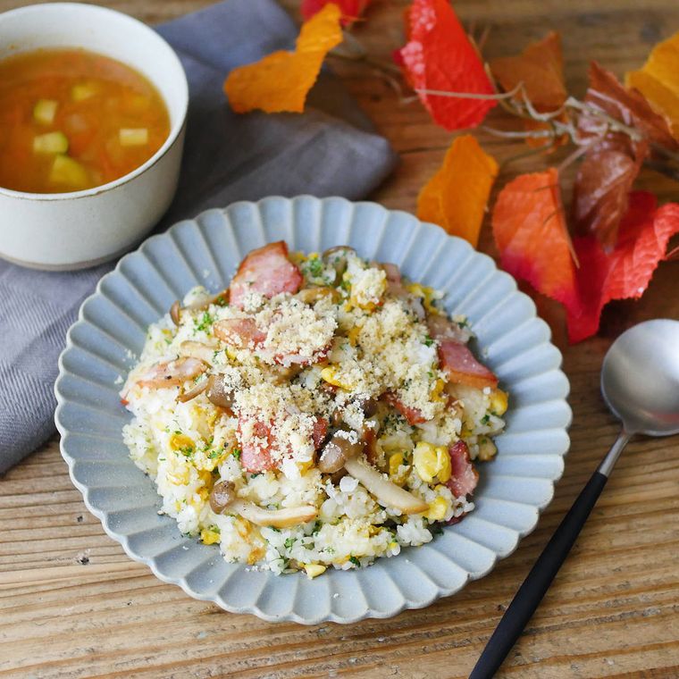 花模様のお皿に盛り付けられているしめじとベーコンのバターチャーハン