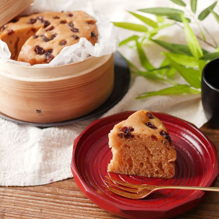 せいろに入ったレーズンと黒砂糖の蒸しパンと丸皿に盛り付けたレーズンと黒砂糖の蒸しパン