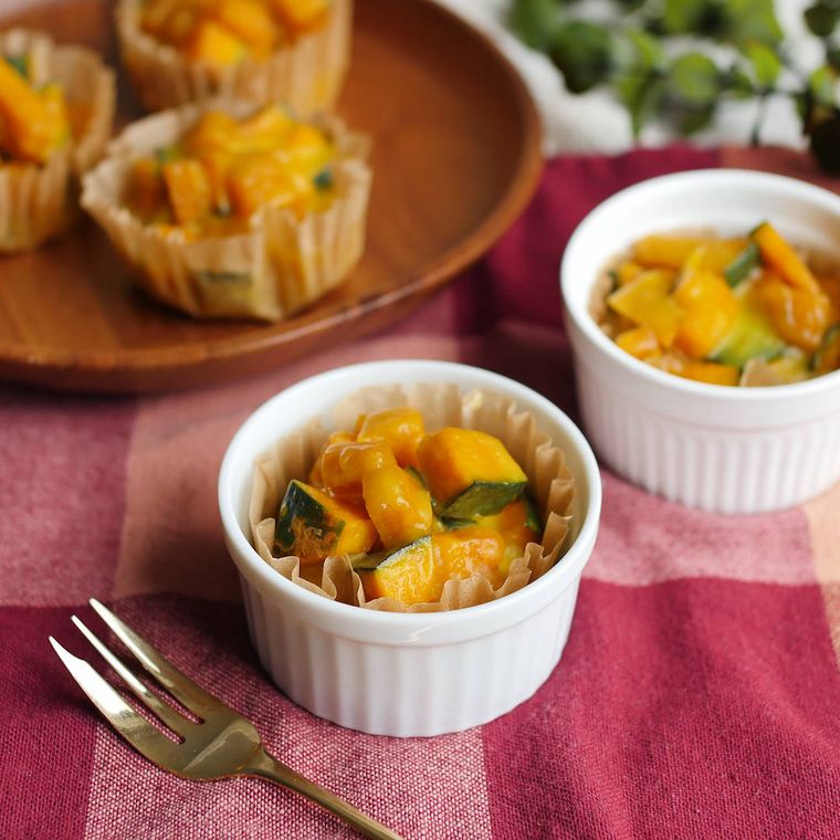 白いココットに入った米粉とかぼちゃの鬼まんじゅう