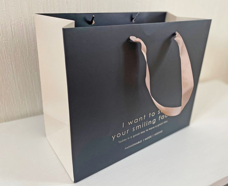 テーブルに置いたダイソーのギフトバッグメッセージロゴ