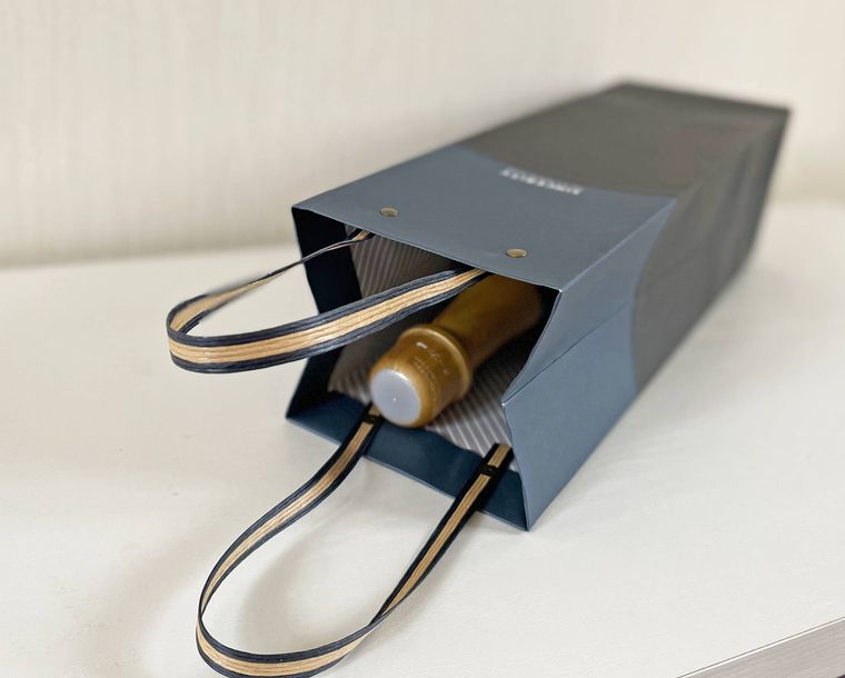 ダイソーのワイン袋にボトルワインを入れて寝かせた写真