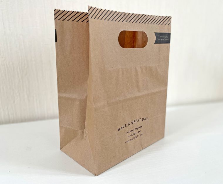 テーブルに置いたダイソーの角底クラフト手さげ袋