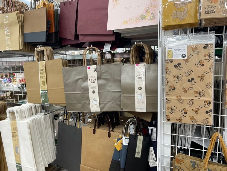 ダイソーの紙袋コーナーの店頭写真