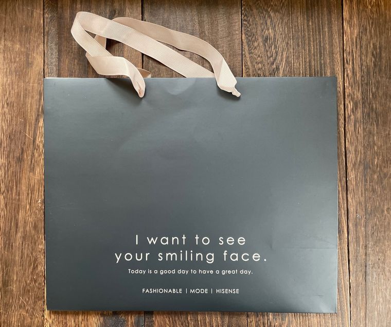 折りたたまれた状態のダイソーのギフトバッグメッセージロゴ