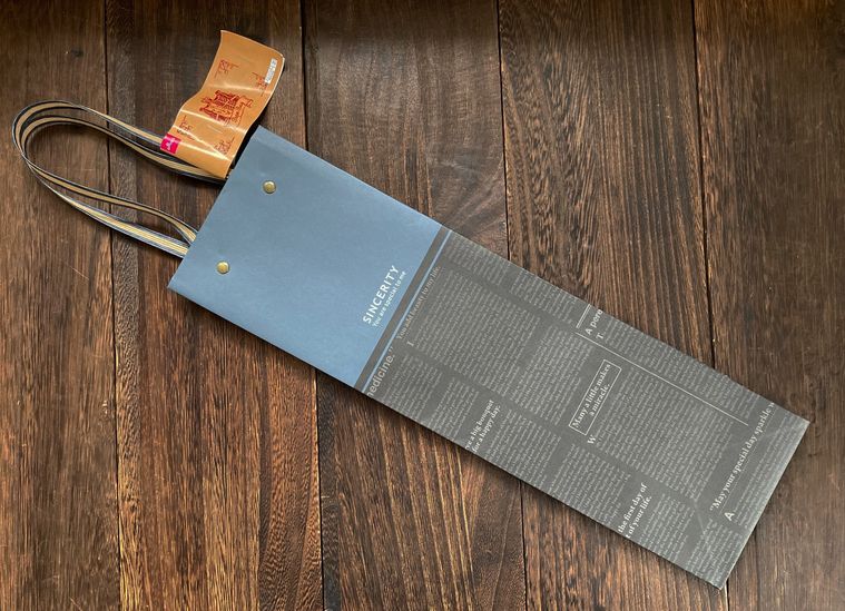 ダイソーのワイン袋ブルー英字