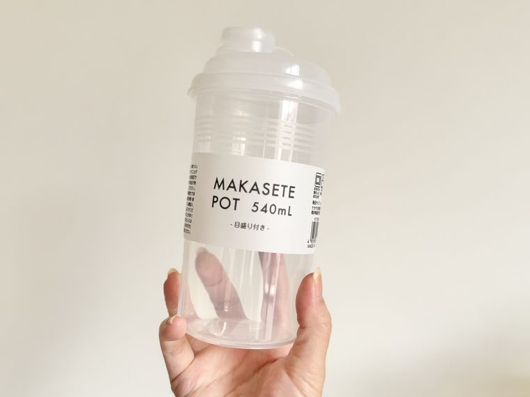 マカセテポットを手で持っている様子