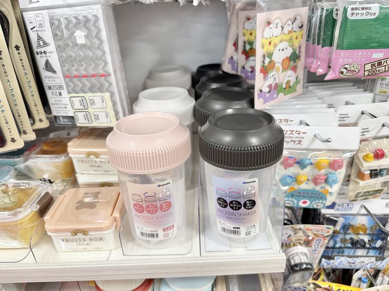 セリアに並んでいるプロテインシェイカー