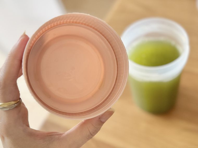 プロテインシェイカーのフタの裏側を見せた様子