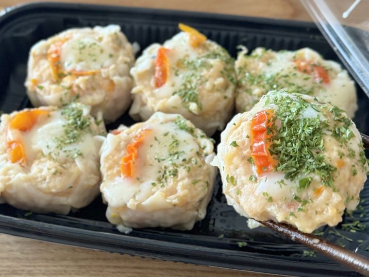 トマトとモッツァレラチーズの鶏焼売の箸持ち上げ