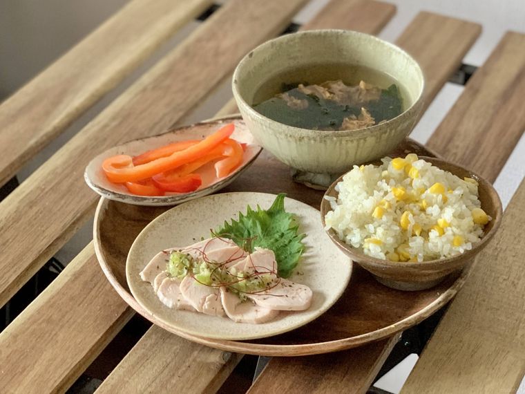 お盆の上に盛られた成城石井国産鶏のサラダチキンや副菜