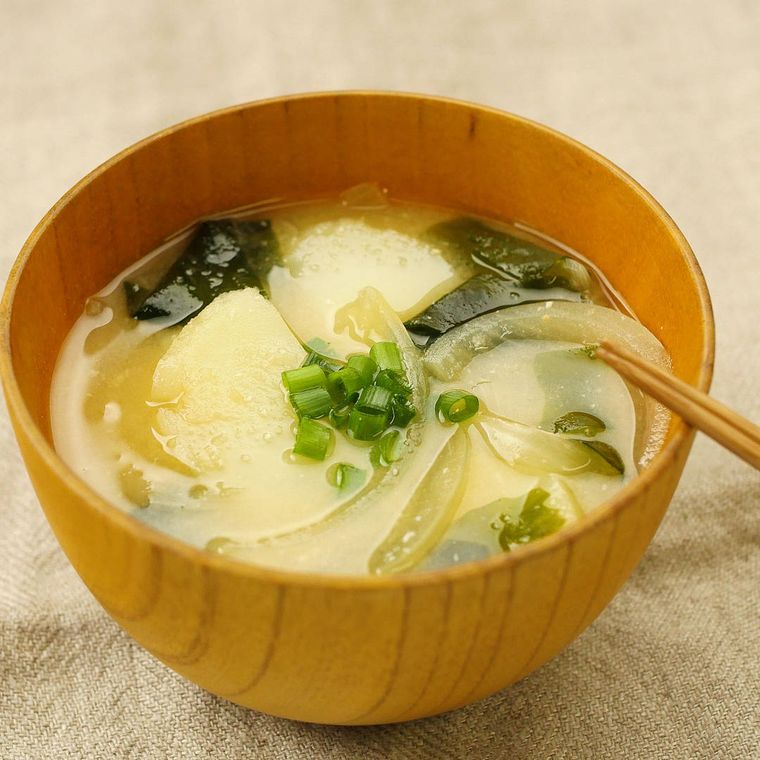 お椀に盛られたじゃがいもとわかめの味噌汁