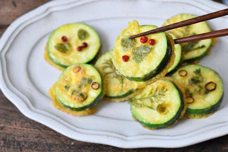 箸でつまんだズッキーニのジョン