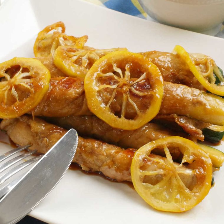 白い器に盛られたズッキーニの肉巻き