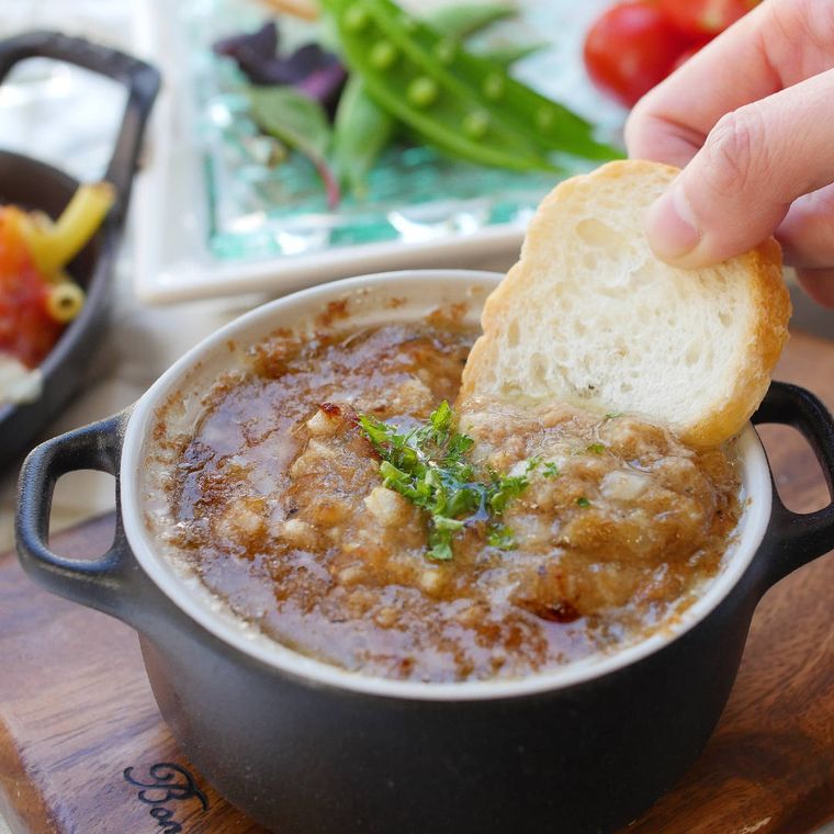 黒いココットに盛ったサバ缶のバーニャカウダ