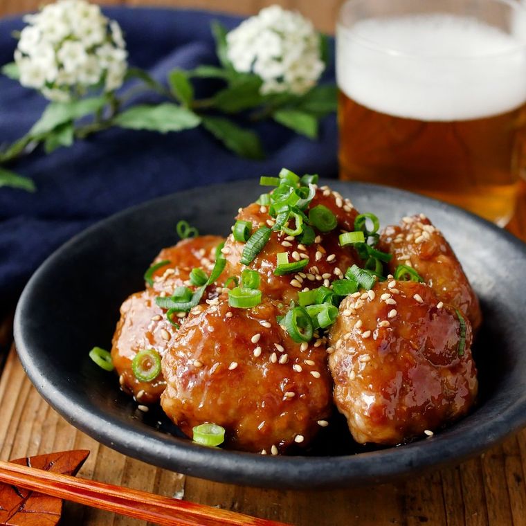 黒い皿に盛り付けたしょうが焼き豚つくね