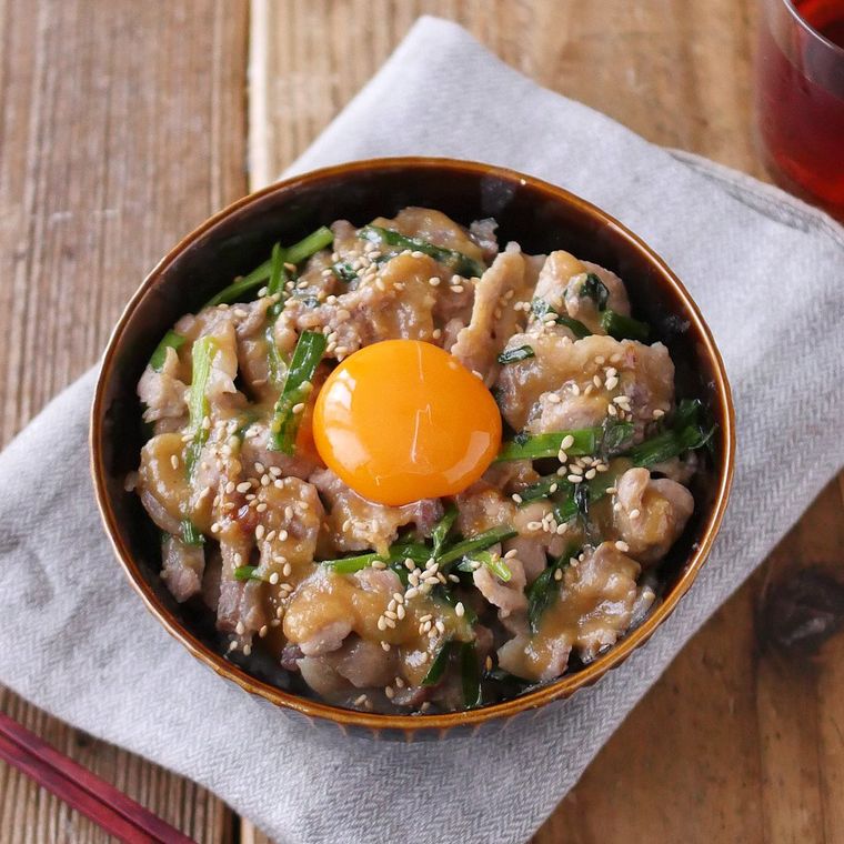 茶色い丼に盛り付けたにんにくみそ豚丼