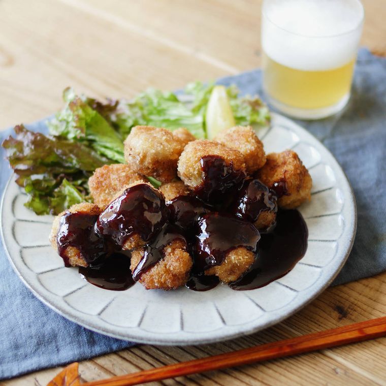 白い皿に盛り付けた豚こま肉ボールの濃厚みそかつ