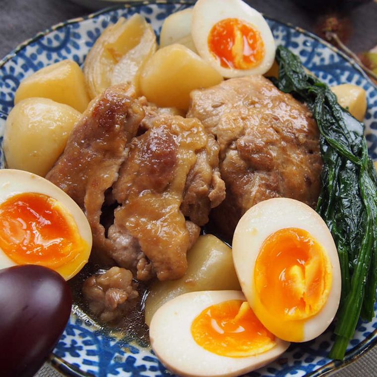 青い柄の皿に盛り付けた豚こま肉の角煮