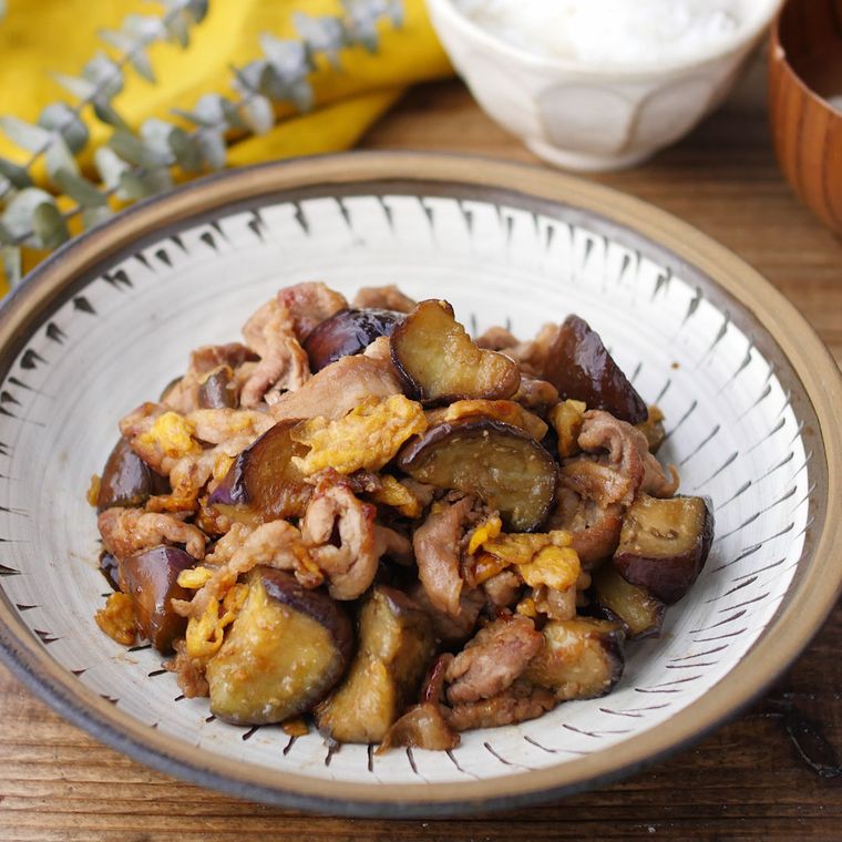 陶器に盛り付けた豚こま肉となすのオイスターソース炒め