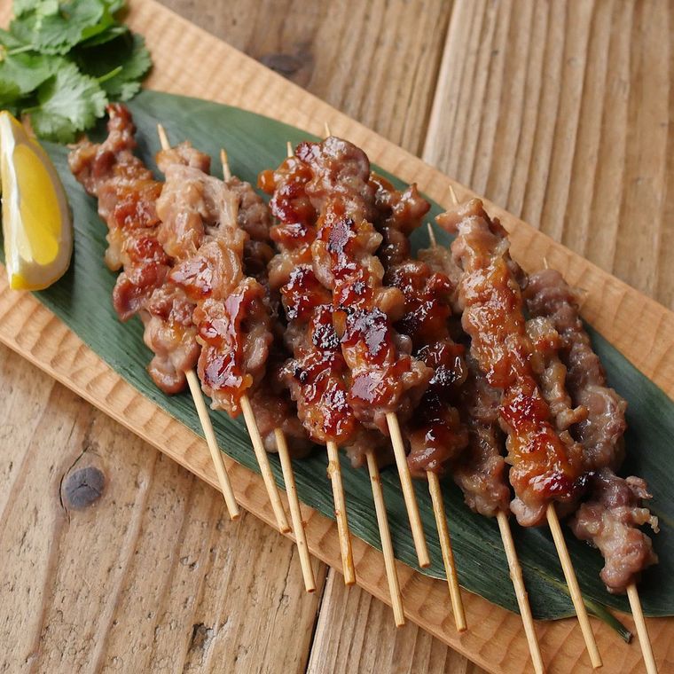 葉っぱに盛り付けた豚こま肉串焼き