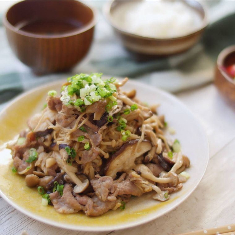 丸皿に盛り付けた豚こま肉ときのこのバタポン炒め