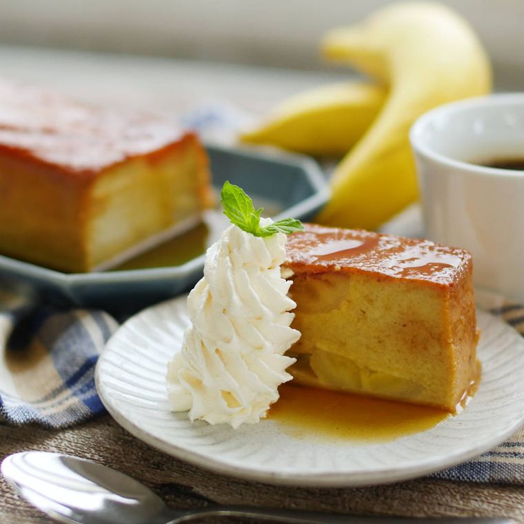白い皿に盛られた完熟バナナプリン
