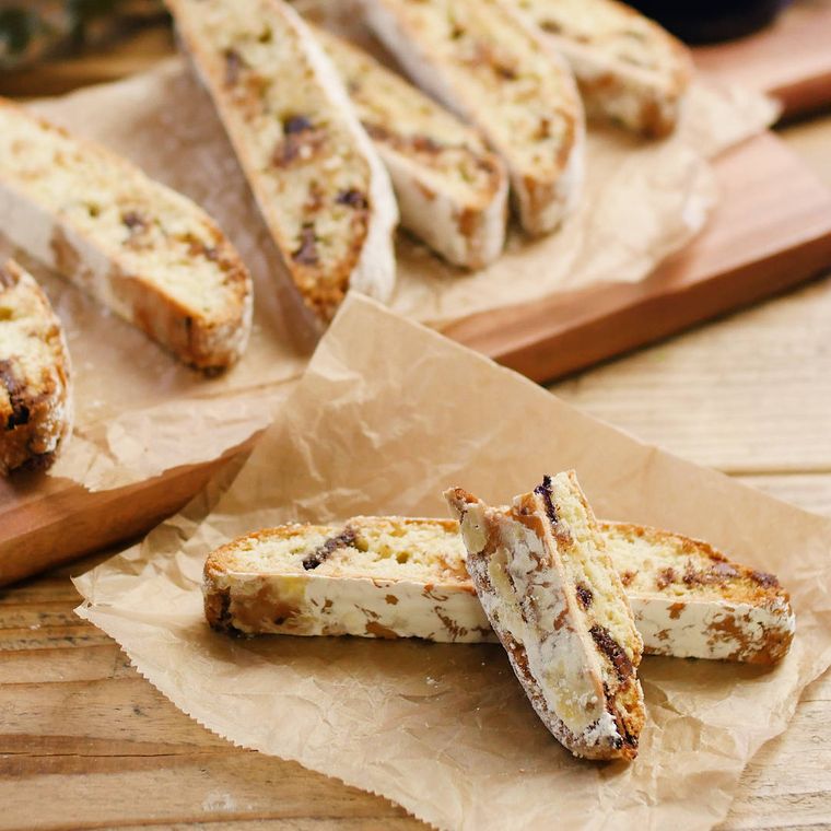 クッキングシートにのった完熟バナナビスコッティ