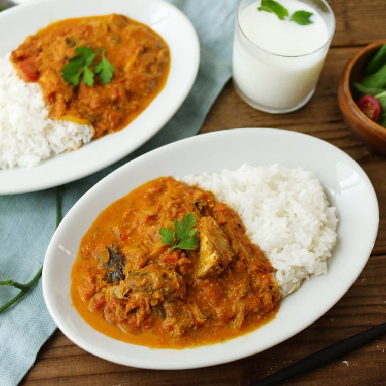白い皿に入った、サバ缶のバターカレー
