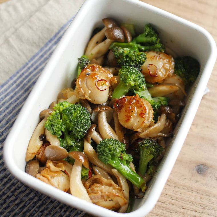 長方形の器にホタテときのこのアヒージョ風炒めが入っている