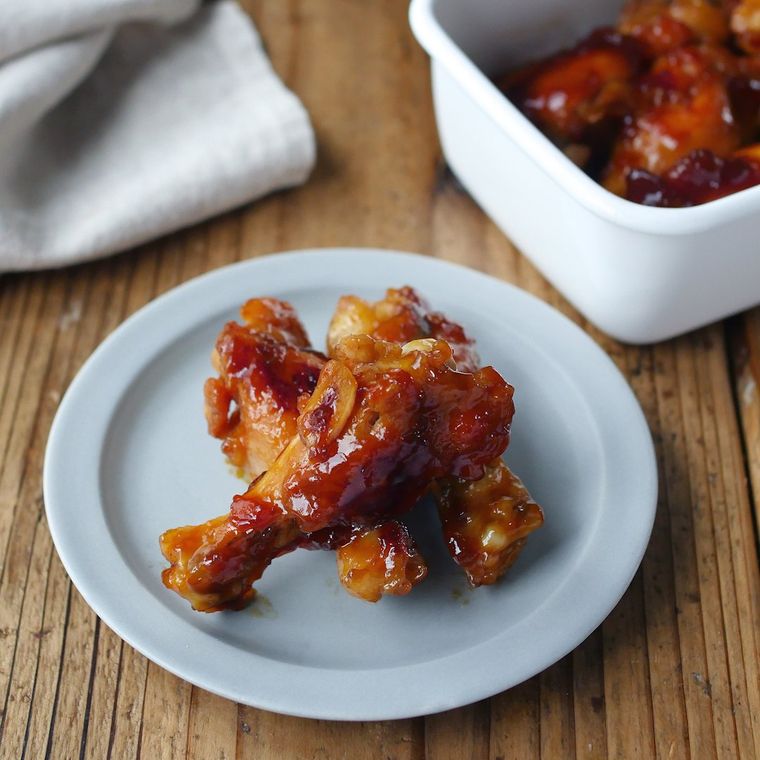 皿に手羽元のマーマレード煮がのっている