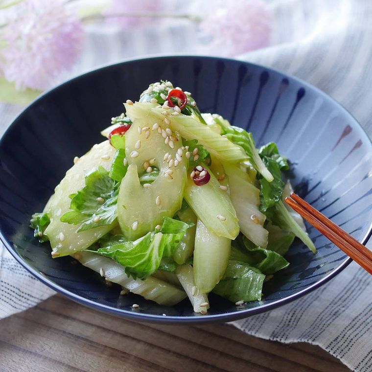 器にセロリのピリ辛中華漬けが入っている