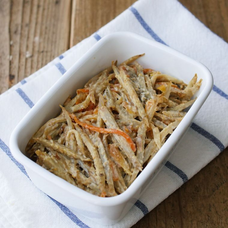 長方形の器にごぼうのごまマヨサラダが入っている