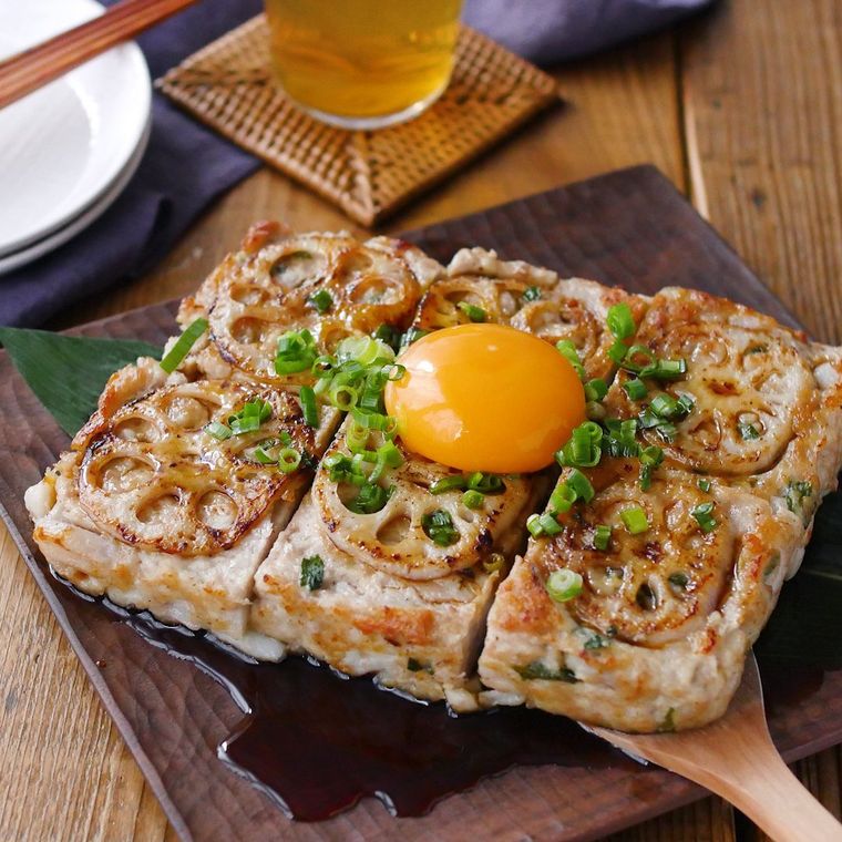 皿にれんこん鶏つくねをのせようとしている