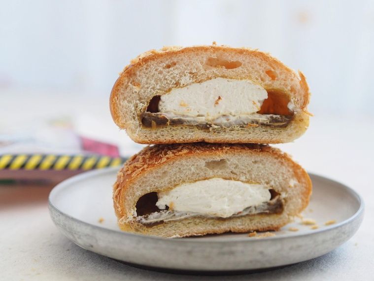 これはやりすぎでしょ!ローソン新作パン「カレー&ホイップクリーム」で新しい世界が見える…?の画像