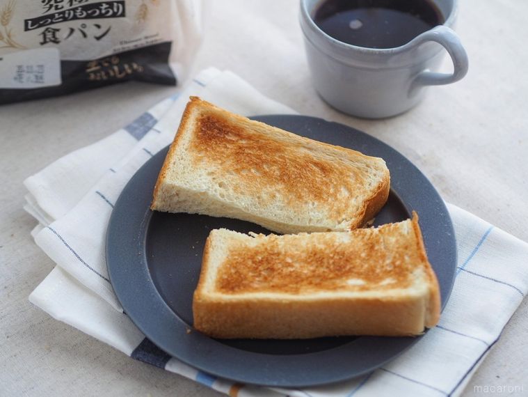 半分に切ってトーストした食パンが盛られたプレートとカップに注がれたコーヒー