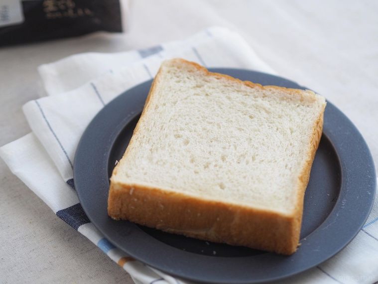 グレーの皿に置かれた究極のしっとりもっちり食パン