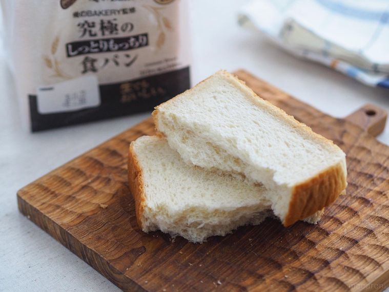 半分にちぎって木の板にのせられた究極のしっとりもっちり食パンとパッケージ