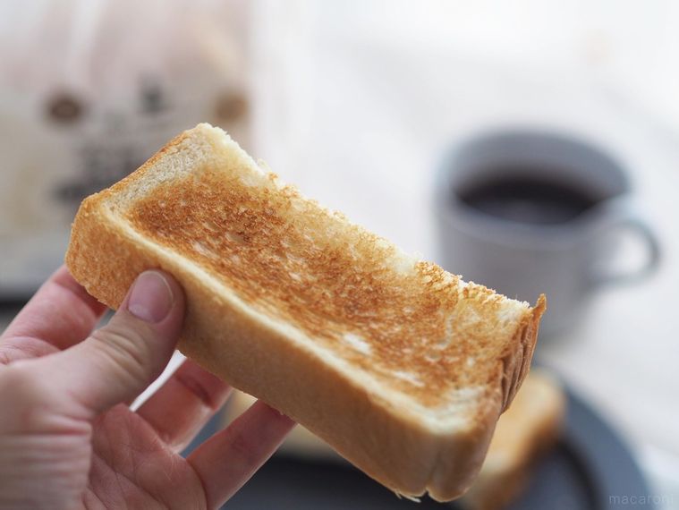 トーストした究極のしっとりもっちり食パンを手で持つ様子