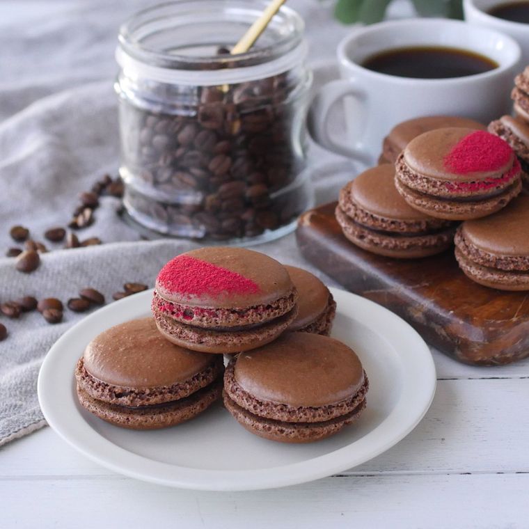 白いお皿に盛ったチョコマカロンとコーヒー