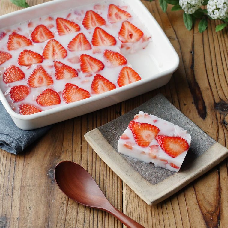 白いバットで作り、取り分けられたいちご牛乳寒天