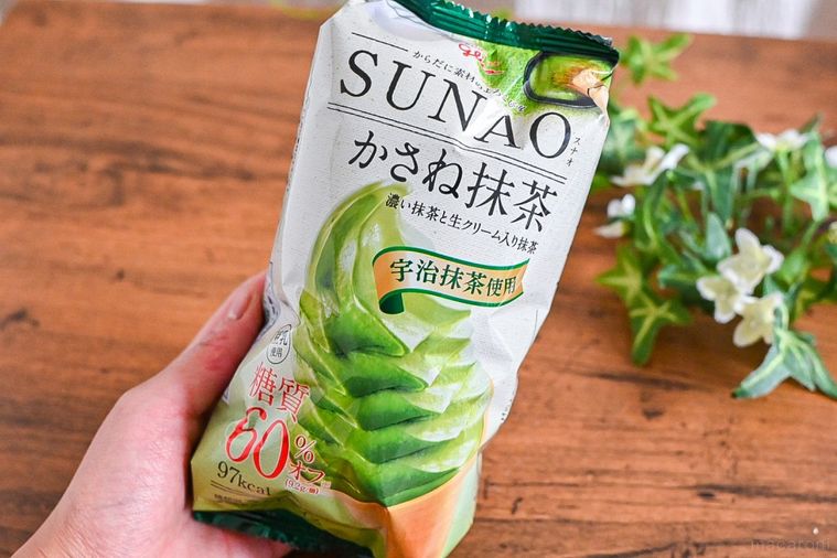 グリコのSUNAO かさね抹茶のパッケージを持っているところ