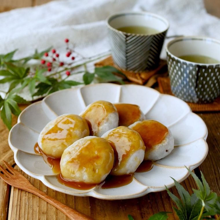 白い器に盛られた、里芋もち