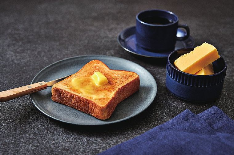 食パンにバターが乗っている様子