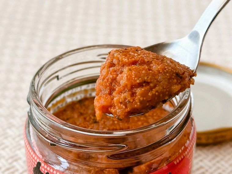 梅めんたい 100gをスプーンですくっている様子