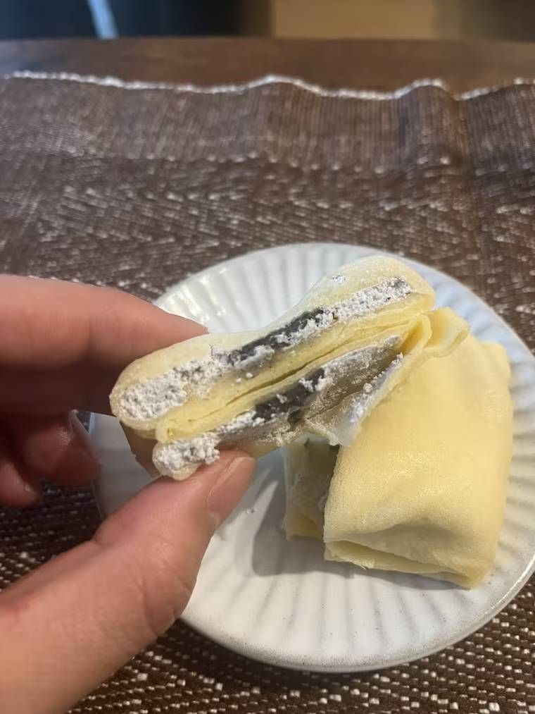 カルディの黒ごまクレープを半分にカットした様子