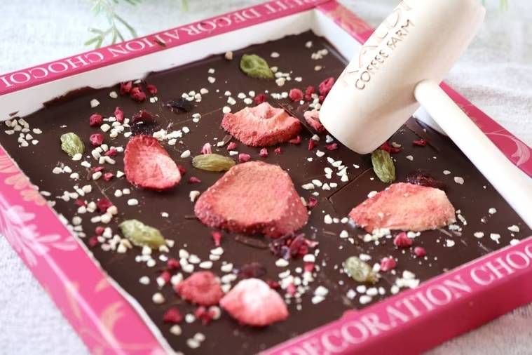 カルディのフルーツデコレーションチョコレートをハンマーで割っている様子