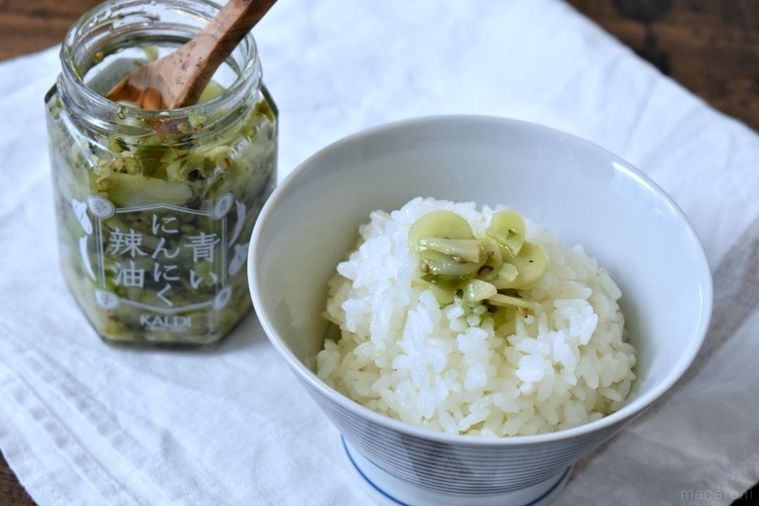 青いにんにく辣油のボトル、にんにくをのせたごはん